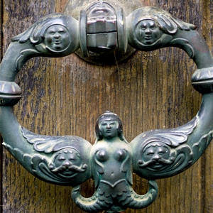 Heurtoir de porte en ailes de sirène formant un forme d'anneau  - France  - collection de photos clin d'oeil, catégorie portes